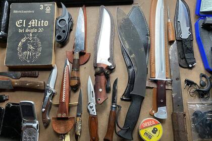 Cuchillos, facas y sables cortos y literatura nazi secuestrados a dos sujetos que planeaban un ataque antisemita durante el shabat en Tucumán