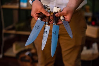 Cuchillos que venden hechos por artesanos de corrientes