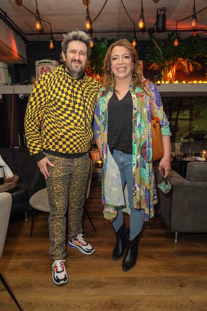 Cucho, líder de Los auténticos decadentes, junto a Lizy Tagliani