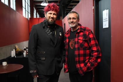 Cucho Parisi y Jorge Serrano en la zona de camarines, antes del ensayo general de unplugged que grabarán esta noche