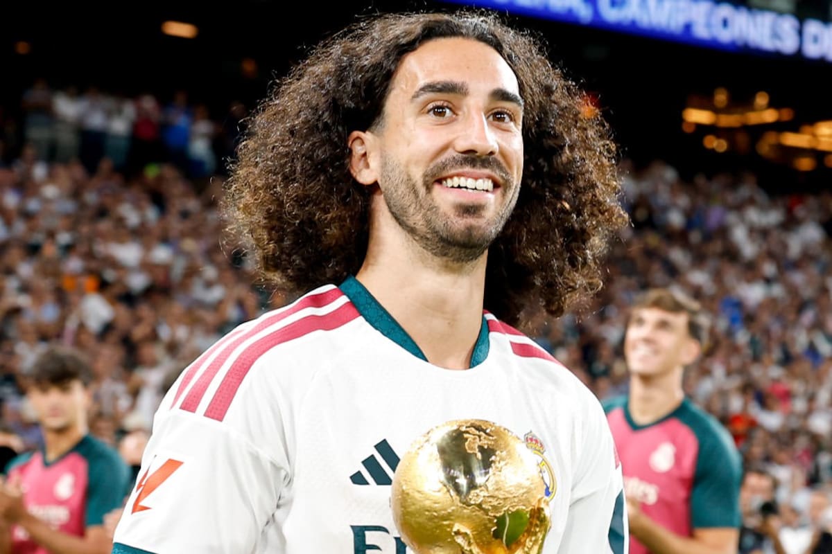 Cucurella, con la Copa del Mundo
