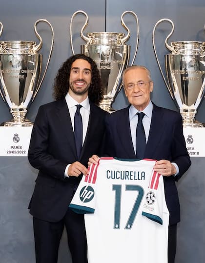 Cucurella, junto a Florentino Pérez, en su presentación