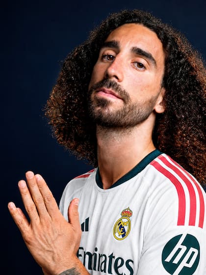 Cucurella ya posó con la camiseta de Real Madrid: dejará de ser compañero de Enzo Fernández en Chelsea