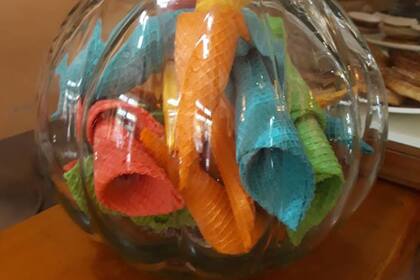 Cucuruchos de colores, un atractivo de Nonna Bianca, la heladería donde podés tomar helado de fernet
