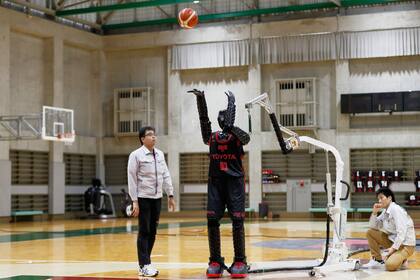 CUE3 tiene una altura de 203 centímetros y puede realizar sus disparos al aro desde cualquier lugar de la cancha, a diferencia de sus antecesores