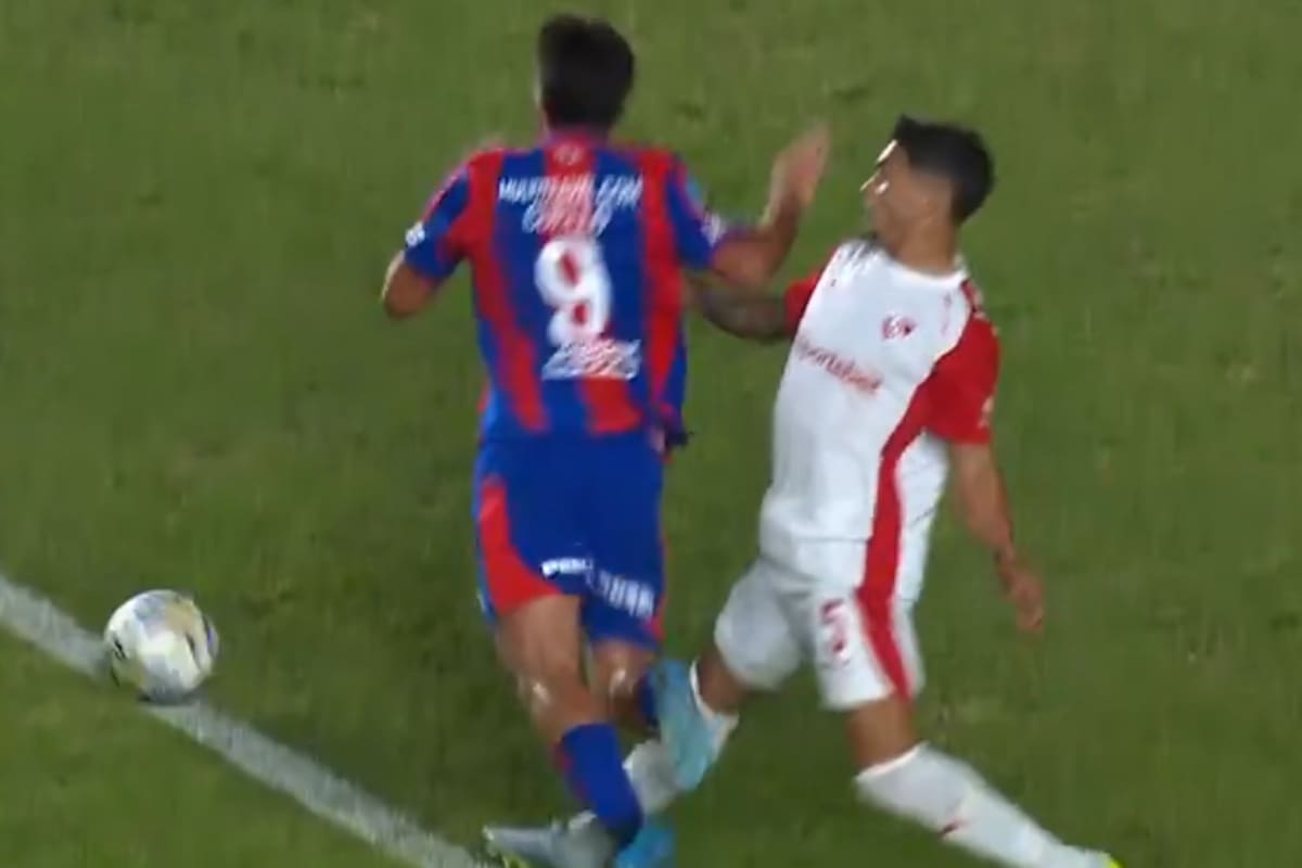 Cuello cae dentro del área ante la marca de Fernández Cedrés, de Independiente; el delantero de San Lorenzo fue expulsado (doble amarilla) por simulación