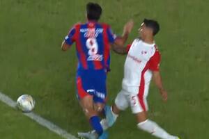 La jugada polémica en el final del partido que reclama todo San Lorenzo: ¿simulación o penal?