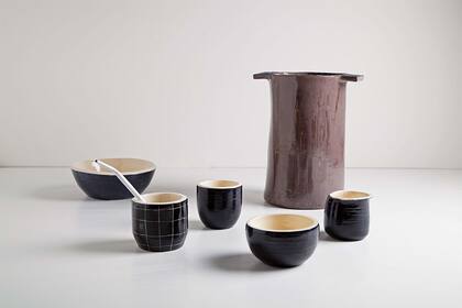 Cuencos, mate y florero de NH