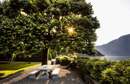 Cuenta con jardines de acceso privado al lago y dos piscinas