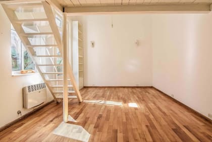 Cuenta con pisos de madera en el living y el dormitorio.