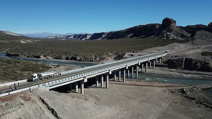 Cuenta con tres nuevos puentes: uno de 200 metros sobre el río Diamante; otro de 150 metros sobre el arroyo Hondo; y uno pequeño a la altura del km 11.120