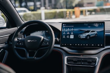 Cuenta con una pantalla central de 15,6″ y un tablero digital integrado de 12,3″