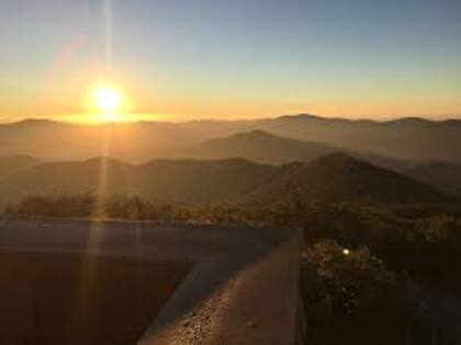 Cuenta con varios miradores y una plataforma de observación en su cima, desde la que se pueden ver los paisajes de Georgia, Carolina del Norte, Carolina del Sur y Tennessee