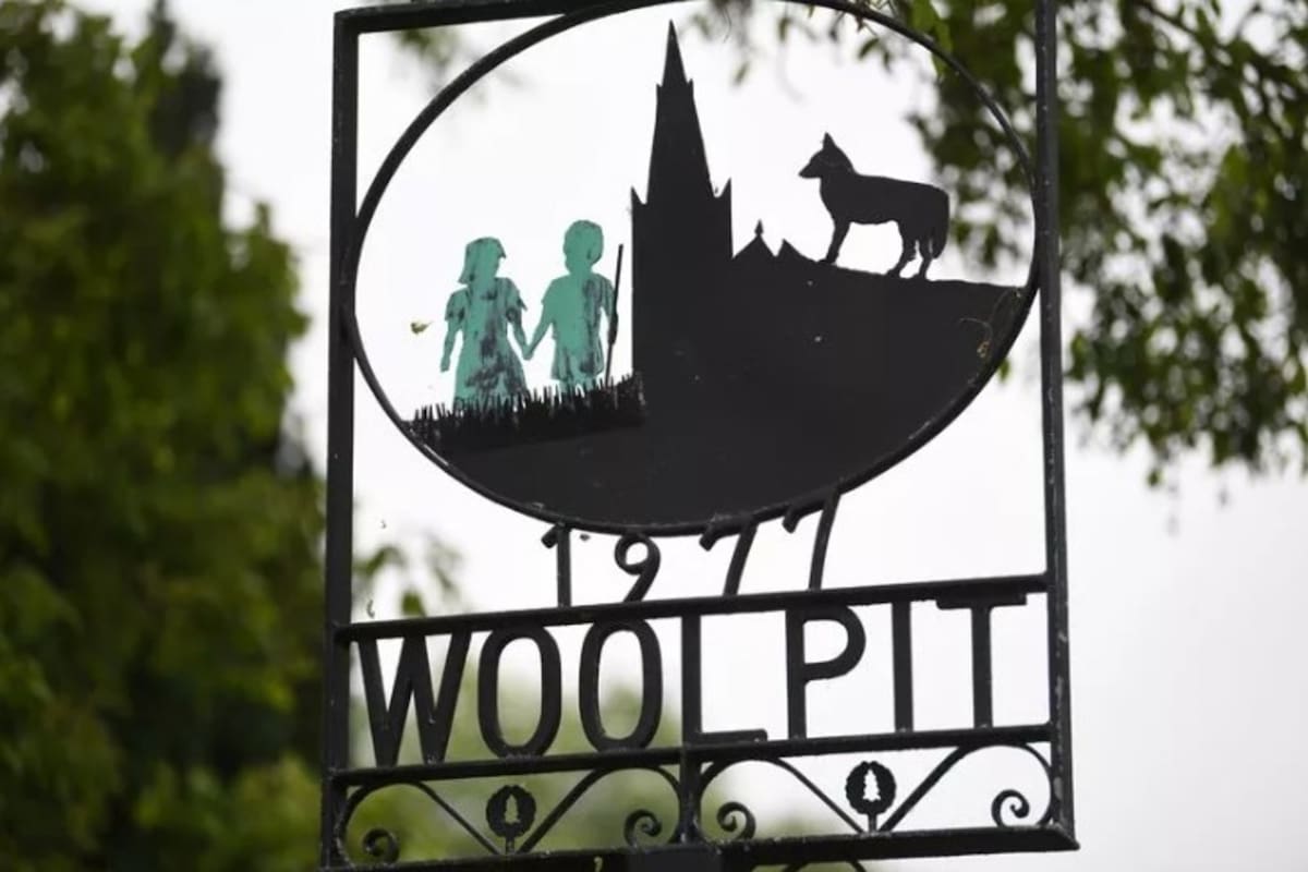 Cuenta la leyenda que en el año 1150, varios campesinos se encontraban en las zonas de cosecha cuando se percataron de la presencia de un niño y una niña, ambos con piel de color verde y unas prendas extrañas