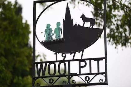 Cuenta la leyenda que en el año 1150, varios campesinos se encontraban en las zonas de cosecha cuando se percataron de la presencia de un niño y una niña, ambos con piel de color verde y unas prendas extrañas