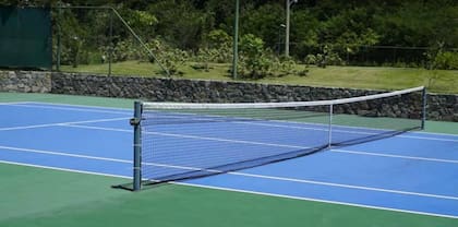 Cuenta también con cancha de tenis