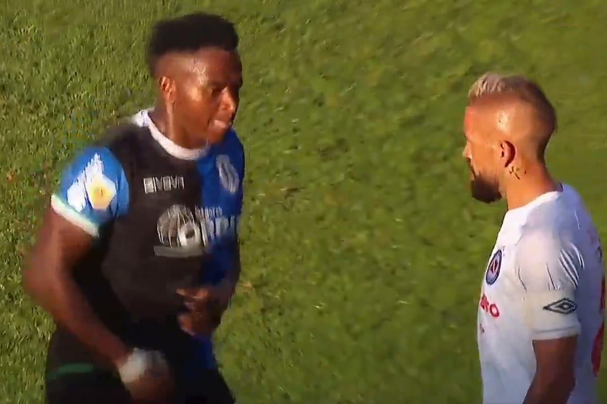 Cuero y Torrens se desafiaron y el delantero de Banfield respondió escupiendo.