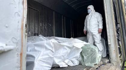 Cuerpos de decenas de soldados rusos muertos, cerca de Kiev, colocados en vagones de tren refrigerados