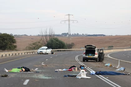 Cuerpos tirados en una carretera principal cerca del kibutz Gevim, cerca de la frontera con Gaza el 7 de octubre de 2023