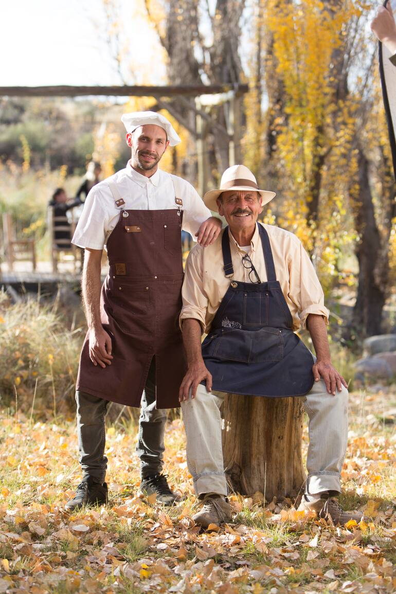 Cuestión de familia: Omar Zeid y su papá, Daniel, en su finca de veraneo de Los Chacayes convertida en restaurante.