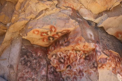 Cueva de las Manos es uno de los atractivos turísticos de la región. Es parte del Parque Provincial Cueva de las Manos.