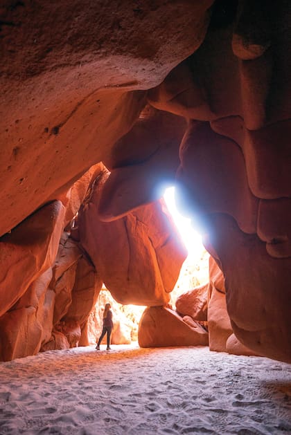 Cuevas de Acsibi. En cacán –idioma de la etnia diaguita–, significa “lugar de fuego”, por el rojo intenso que predomina ahí.