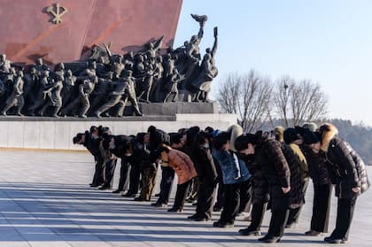 Cuidadanos leales en Pyongyang rinden tributo al partido y a los líderes de la dinastía Kim.