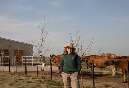 "Cuidamos a nuestras vacas y nos preocupa su bienestar. Les brindamos una dieta completa a base de pasturas que le ofrecen todo el alimento que necesitan para una vida saludable y más extensa”, cuenta Mariel.