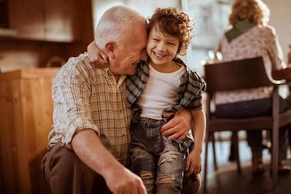 Cuidar de un nieto implica adaptación constante a estímulos nuevos, resolución de problemas impredecibles y comunicación activa