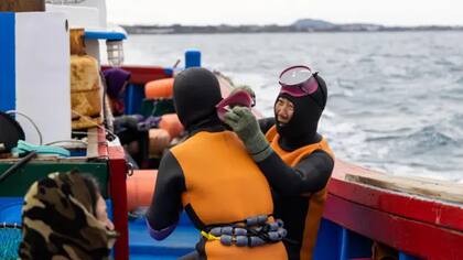 Cuidarse y vigilarse unas a otras en el mar es parte de la tradición de las haenyeo y fundamental para su supervivencia en el océano