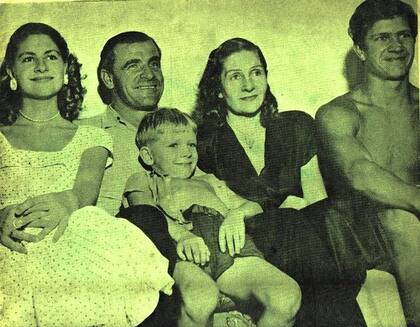 Cukurs, su esposa y sus tres hijos, Dolores(izquierda), Gunnars (derecha) y Herberts jr.