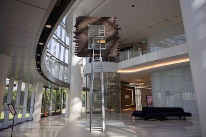 CUL- Muestra "La estrategia de la ilusión" del artista Leandro Erlich en la Torre Macro. 10/09/2025. Buenos Aires, Argentina.