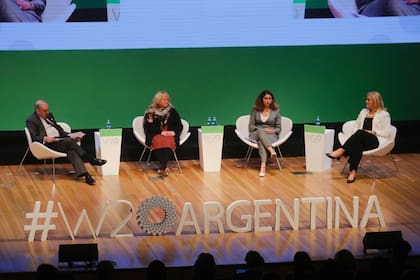 Pedro Villagra Delgado, Kathryn Wengel (Johnson Johnson), Laurence Morvan (Accenture) y Karyn Twaronite (EY)