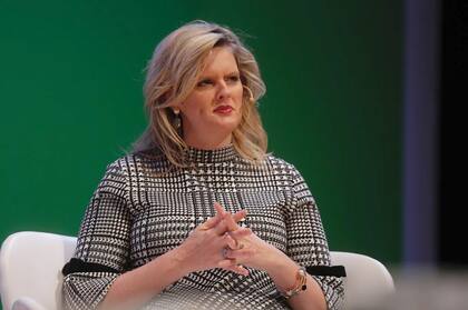 Michelle Bekkering administra la Oficina de Crecimiento Económico, Educación y Medio Ambiente