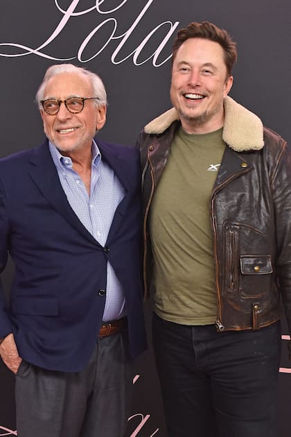 Cumbre de multimillonarios. Elon Musk, uno de los invitados, posó con Nelson Peltz, padre de Nicola.