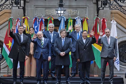 Javier Milei recibe a sus pares de los países miembros del bloque y representantes de otros Estados y organismos invitados. Foto de familia