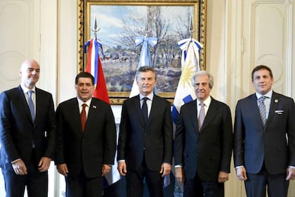 Cumbre de presidentes en 2017: Gianni Infantino (FIFA), Horacio Cartes (Paraguay), Mauricio Macri (Argentina), Tabaré Vázquez (Uruguay) y Alejandro Domínguez (Conmebol).