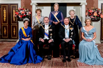 Cumbre de reyes en el Palacio Real de Ámsterdam. De izquierda a derecha: Letizia (con la espectacular tiara rusa, una pieza Cartier de platino, perlas y diamantes) y Felipe de España, seguidos por Guillermo Alejandro y Máxima de los Países Bajos (con pendientes largos de la reina Guillermina a juego con la tiara de diamantes Estuardo, la más valiosa del cofre real. Es una joya compuesta por el gran diamante Estuardo, con un peso de 39,75 quilates, y aunque se puede modificar, en esta ocasión la lució en su forma original). De pie: la princesa Margarita, Amalia de Orange y la princesa Beatriz.