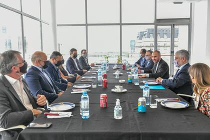Cumbre empresaria con Guzmán y Pesce, ayer en la terraza del Palacio de Hacienda. Mañana habrá otro encuentro. El ministro está buscando consensos para enviar señales de acuerdos transversales al FMI.