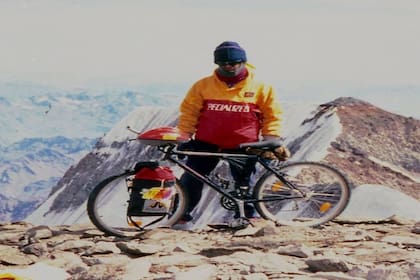 Cumbre en el Aconcagua, con la bici a cuestas