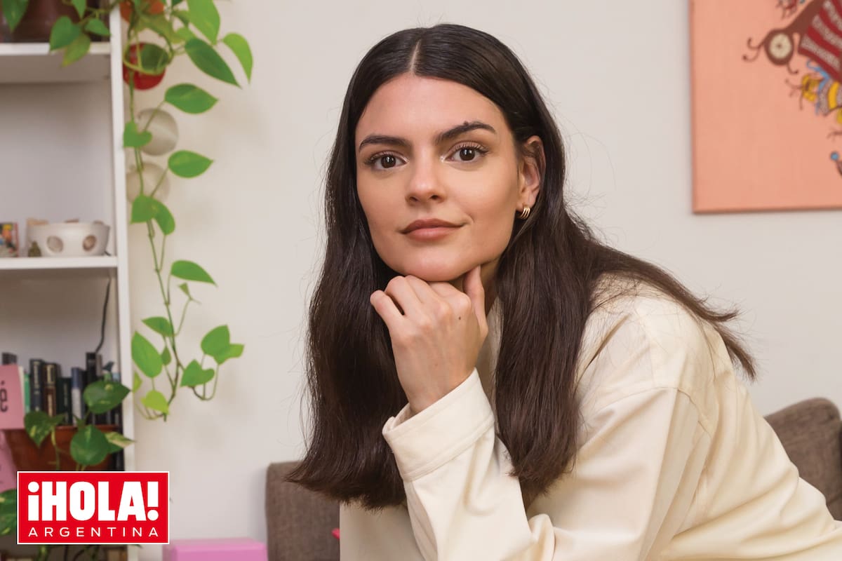 Cumelén posa en el living de su departamento de Núñez, que comparte desde hace cinco años con una amiga que también es actriz.