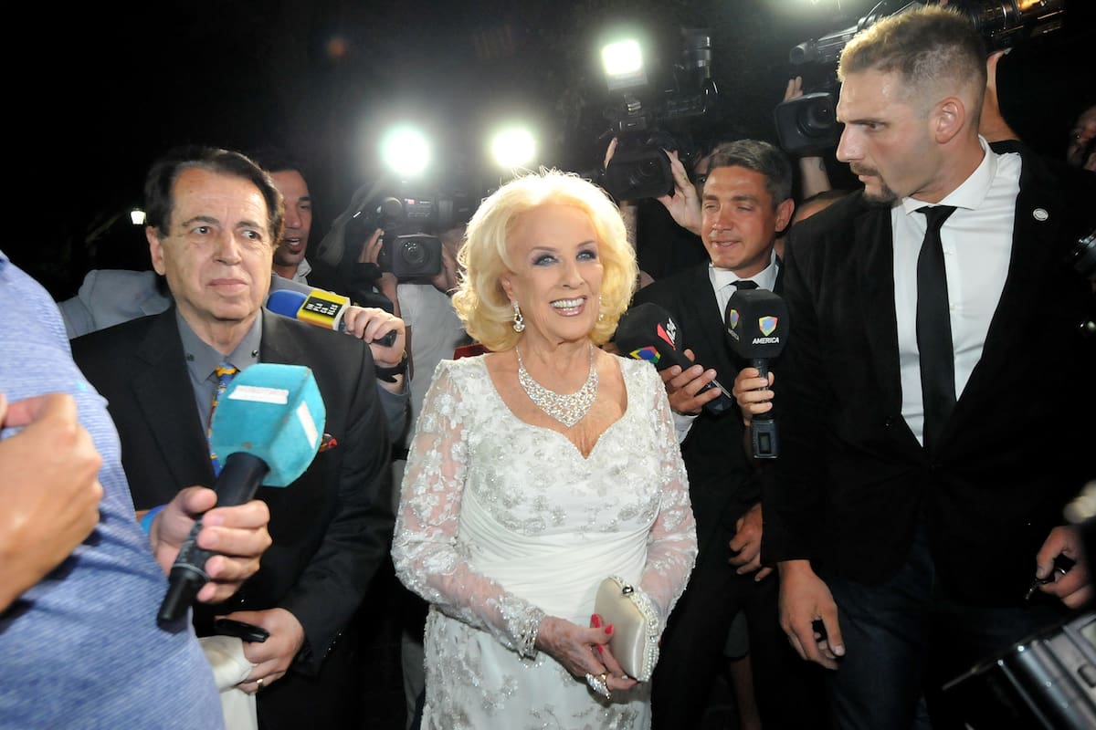 En cada festejo, Mirtha Legrand suele acercarse a los cronistas que aguardan por su testimonio y, de esa forma, saludar también a sus seguidores