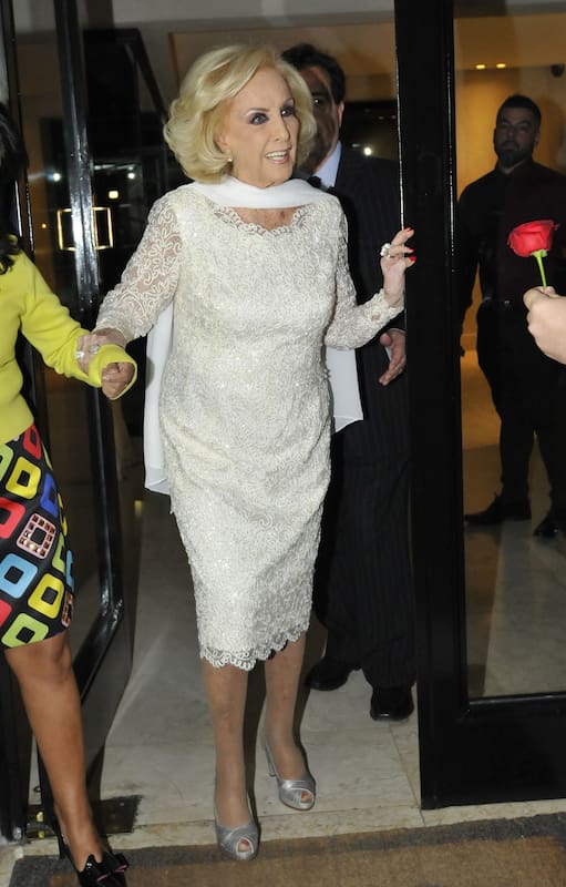 En cada festejo, Mirtha Legrand suele acercarse a los cronistas que aguardan por su testimonio y, de esa forma, saludar también a sus seguidores