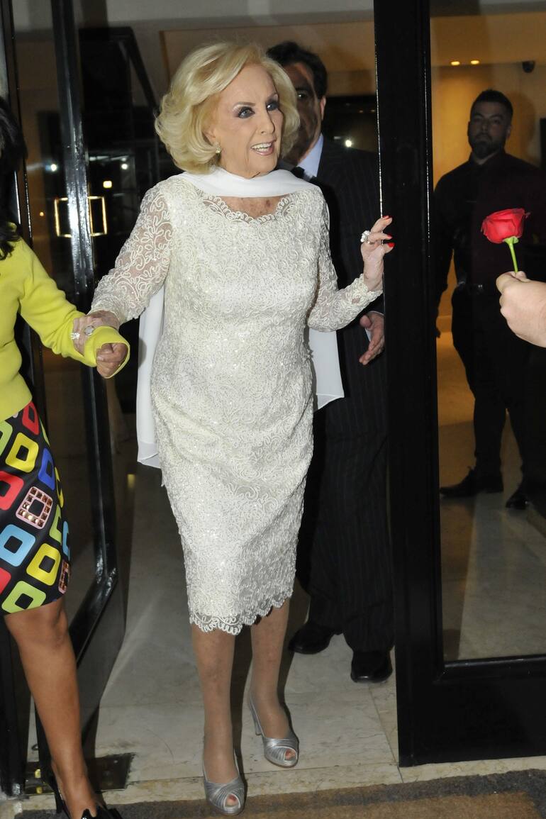 En cada festejo, Mirtha Legrand suele acercarse a los cronistas que aguardan por su testimonio y, de esa forma, saludar también a sus seguidores