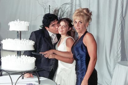 El cumpleaños de 15 de Dalma con su papá, Diego Maradona, y su mamá, Claudia Villafañe, en La Bombonera, en 2002