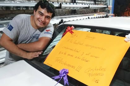 Para demostrarle su aprecio por su dedicación y esfuerzo, el dueño de una cristalería en Neuquén le regaló un auto a su empleado