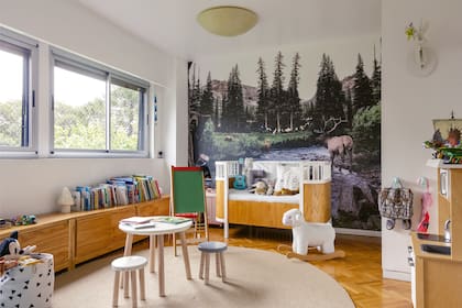 Cuna en madera de paraíso con laqueado blanco mate (diseño de los dueños de casa). Almohadones (Tienda Andalaosa; Craft). Mesa y banquetas (Mini Missura).