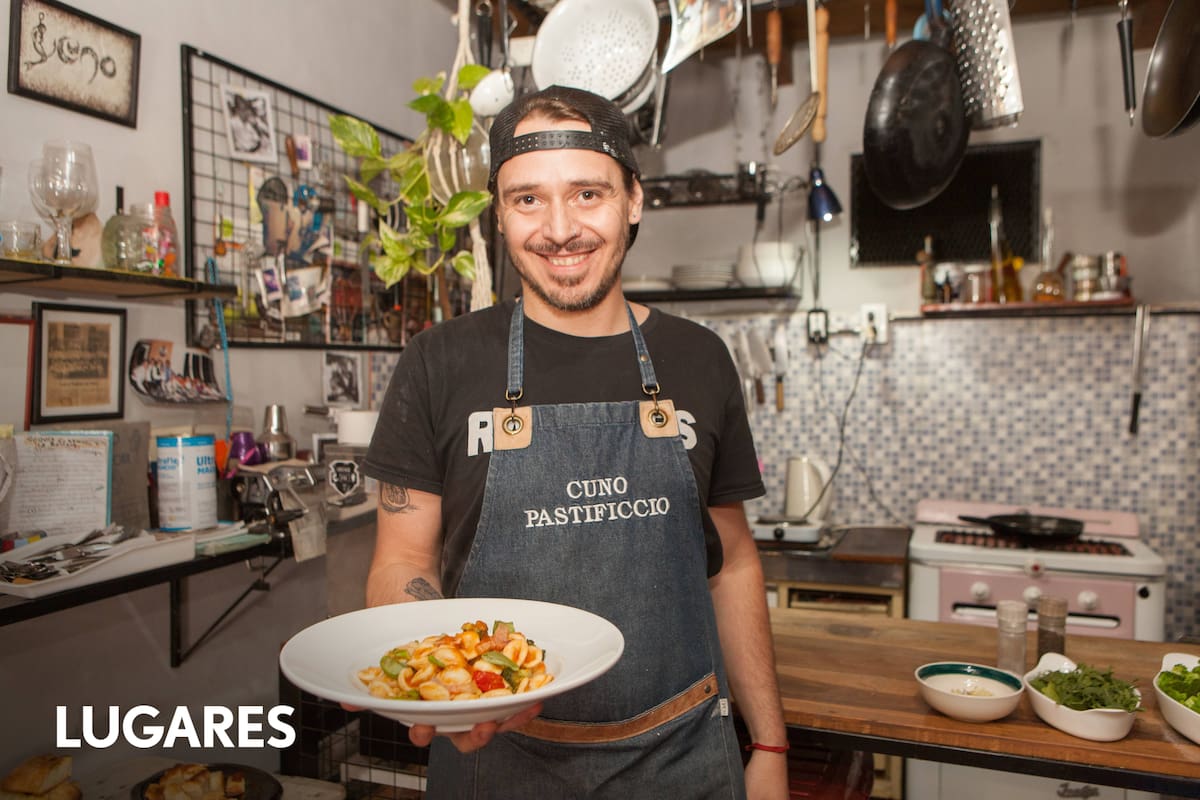Facundo recibe comensales en su restaurante de San Lorenzo, en Salta.