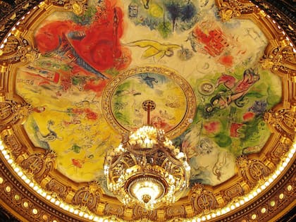 Cúpula pintada por Marc Chagall. En ella están representadas las óperas y ballets más importantes de la historia