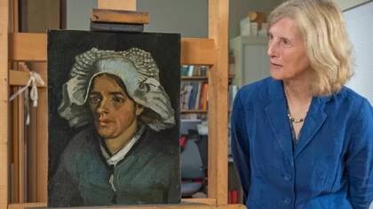 Curadora sénior Frances Fowle con Cabeza de mujer campesina